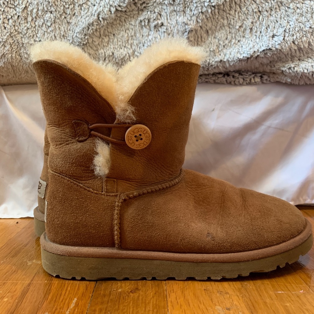 Size 5 Tan Bailey Buttons Uggs